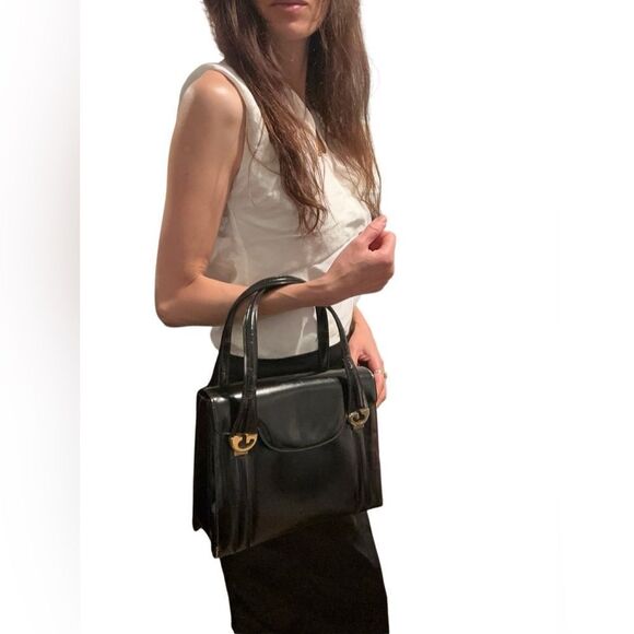 Gucci Elegant Black Shoulder Bag with Gold Details - Picture 14 of 15